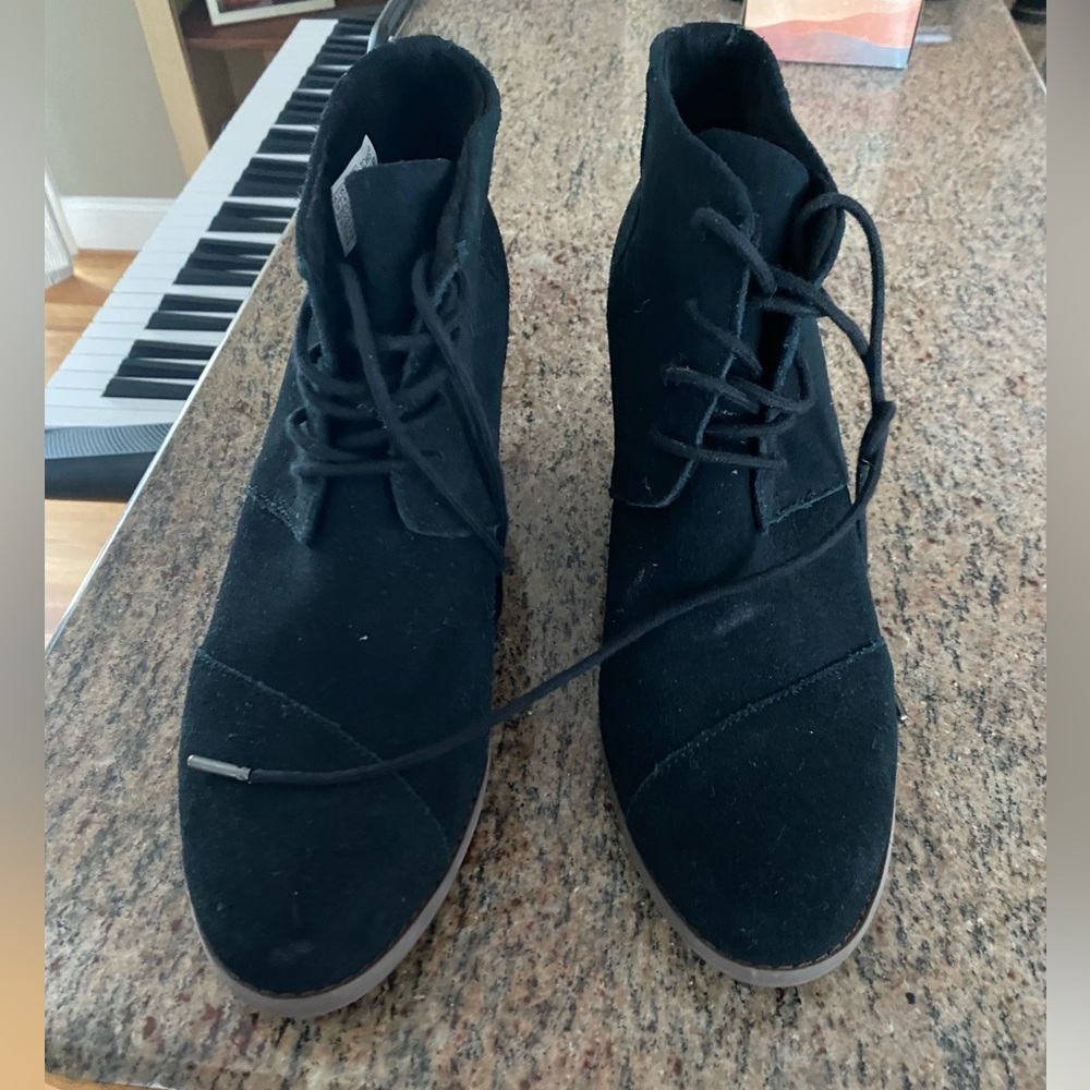 Toms size 10 booties 
Gently used condition
Warn a handful of of times